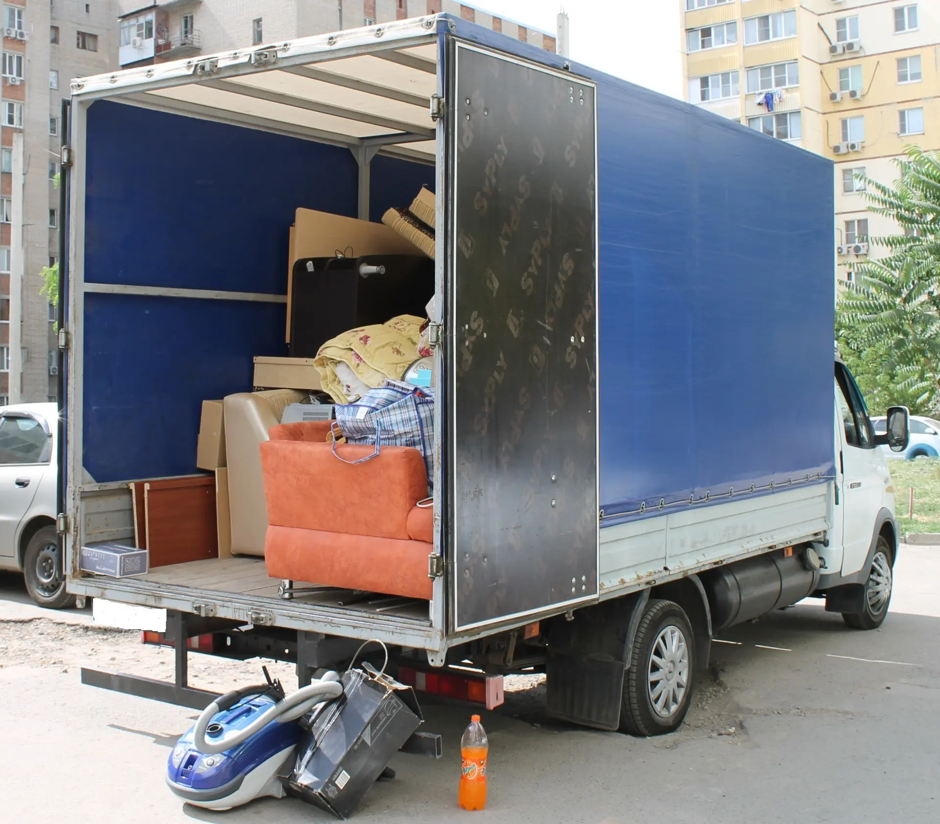 Перевозка мебели в Могилёве — погрузка кресла в газель
