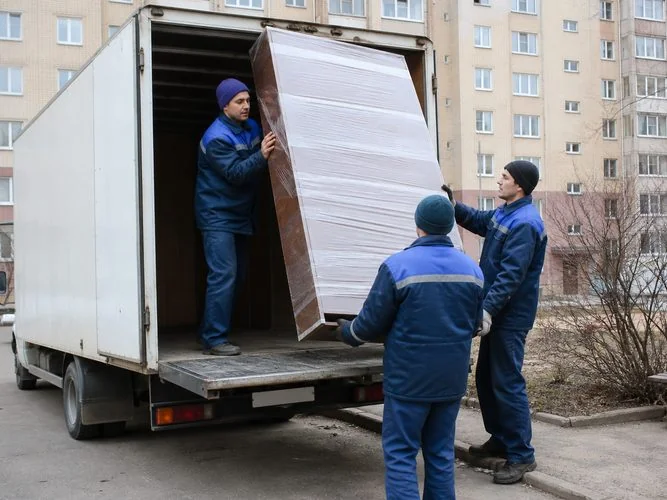 Грузчики в Могилёве загружают мебель в фургон